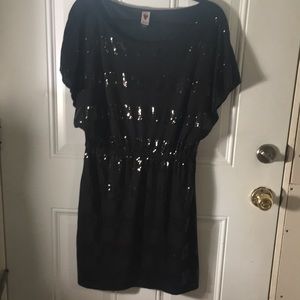 Love Rocks black cap sleeved sequined t shirt dress gathered at waist size L